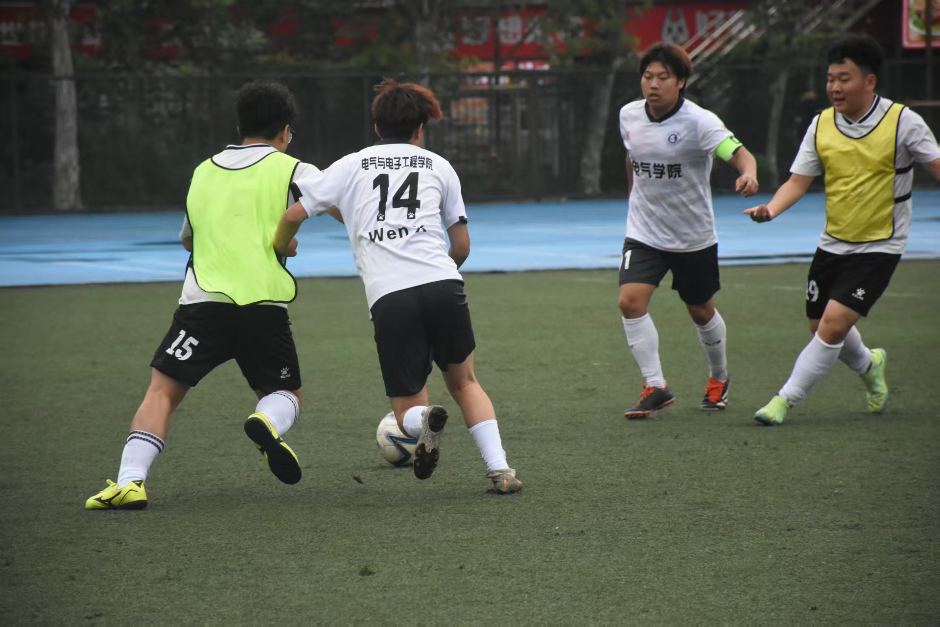 绿茵逐梦，电气学院勇夺“机电杯”男子小组足球赛胜利 —— 电气与电子工程学院3:1力克经济与管理学院