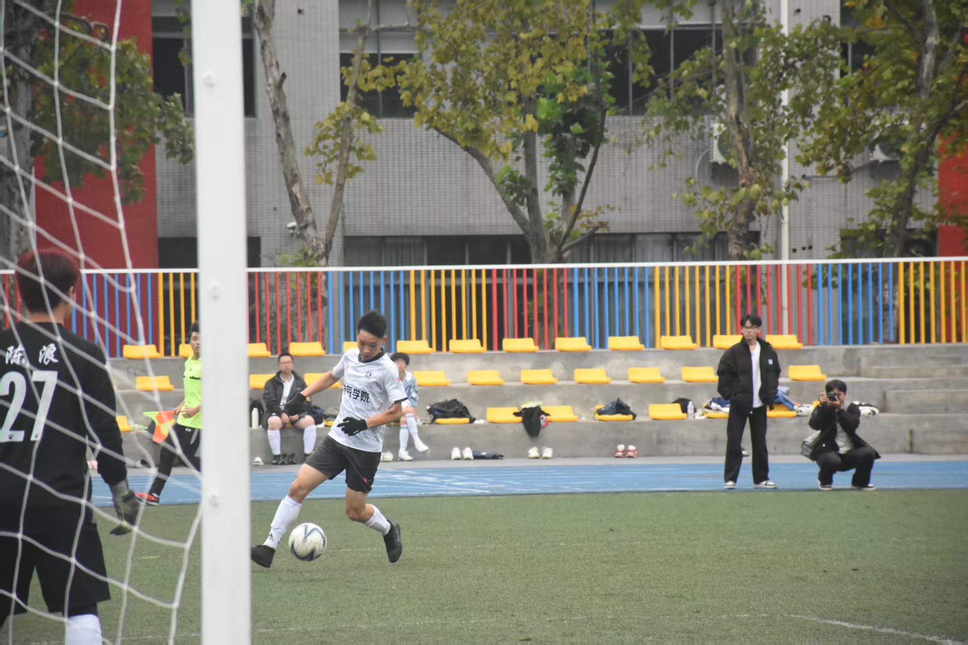 绿茵逐梦，电气学院勇夺“机电杯”男子小组足球赛胜利 —— 电气与电子工程学院3:1力克经济与管理学院