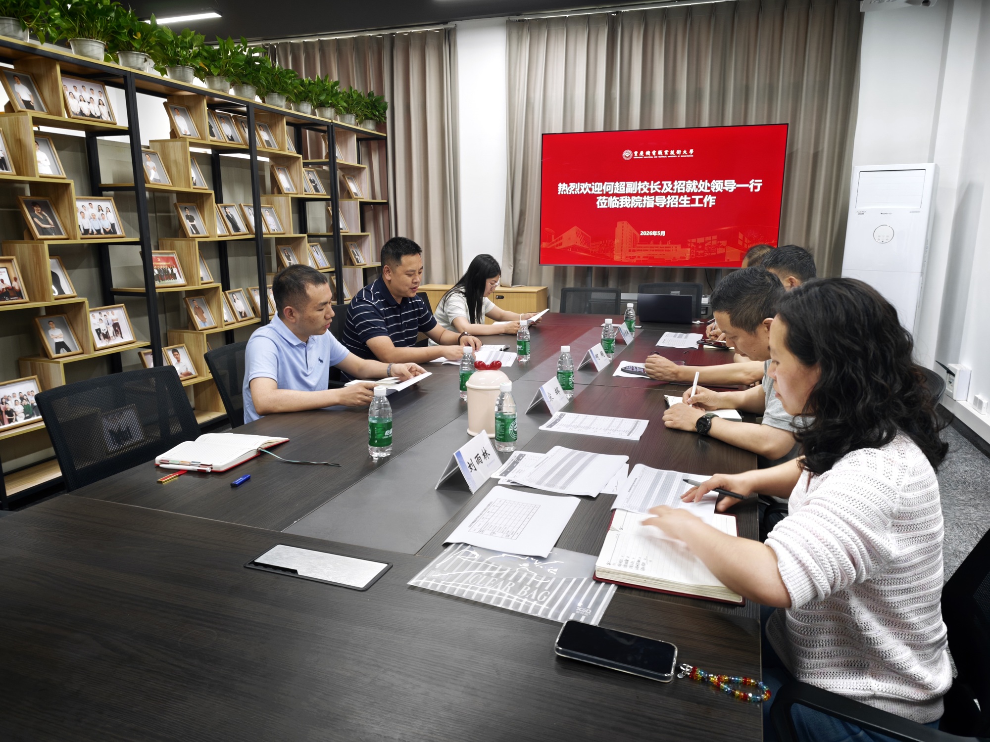 何超副校长及招就处领导一行莅临电气与电子工程学院指导招生工作 (3) 何超副校长及招就处领导一行莅临电气与电子工程学院指导招生工作 (3)