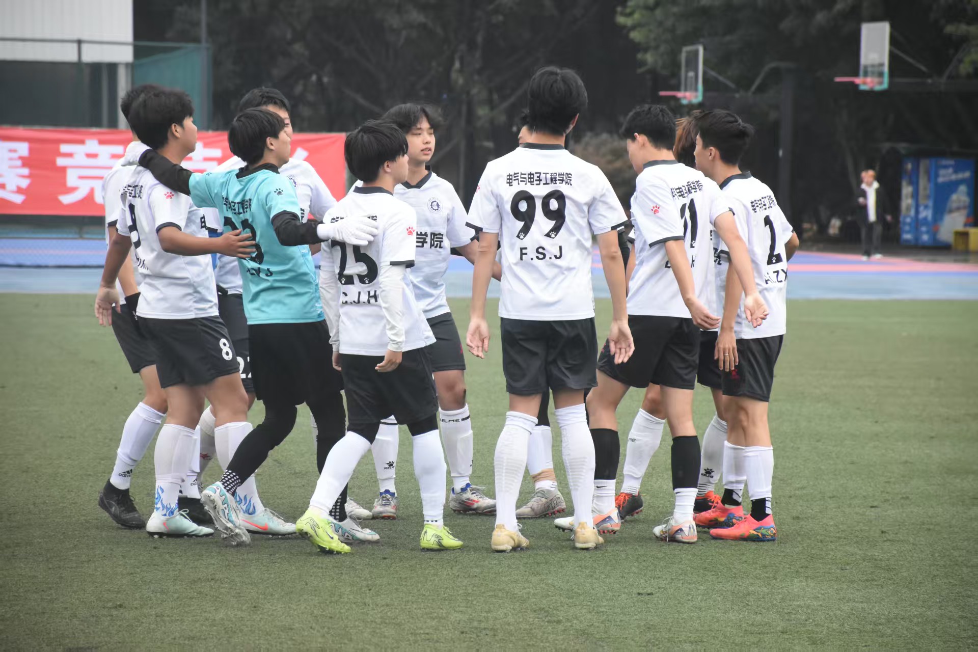 绿茵逐梦,电气学院勇夺“机电杯”男子小组足球赛胜利 —— 电气与电子工程学院3:1力克经济与管理学院