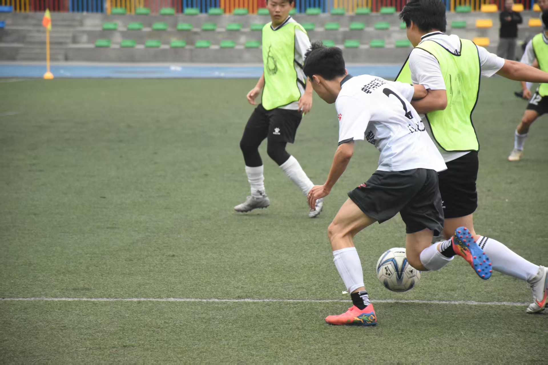绿茵逐梦,电气学院勇夺“机电杯”男子小组足球赛胜利 —— 电气与电子工程学院3:1力克经济与管理学院