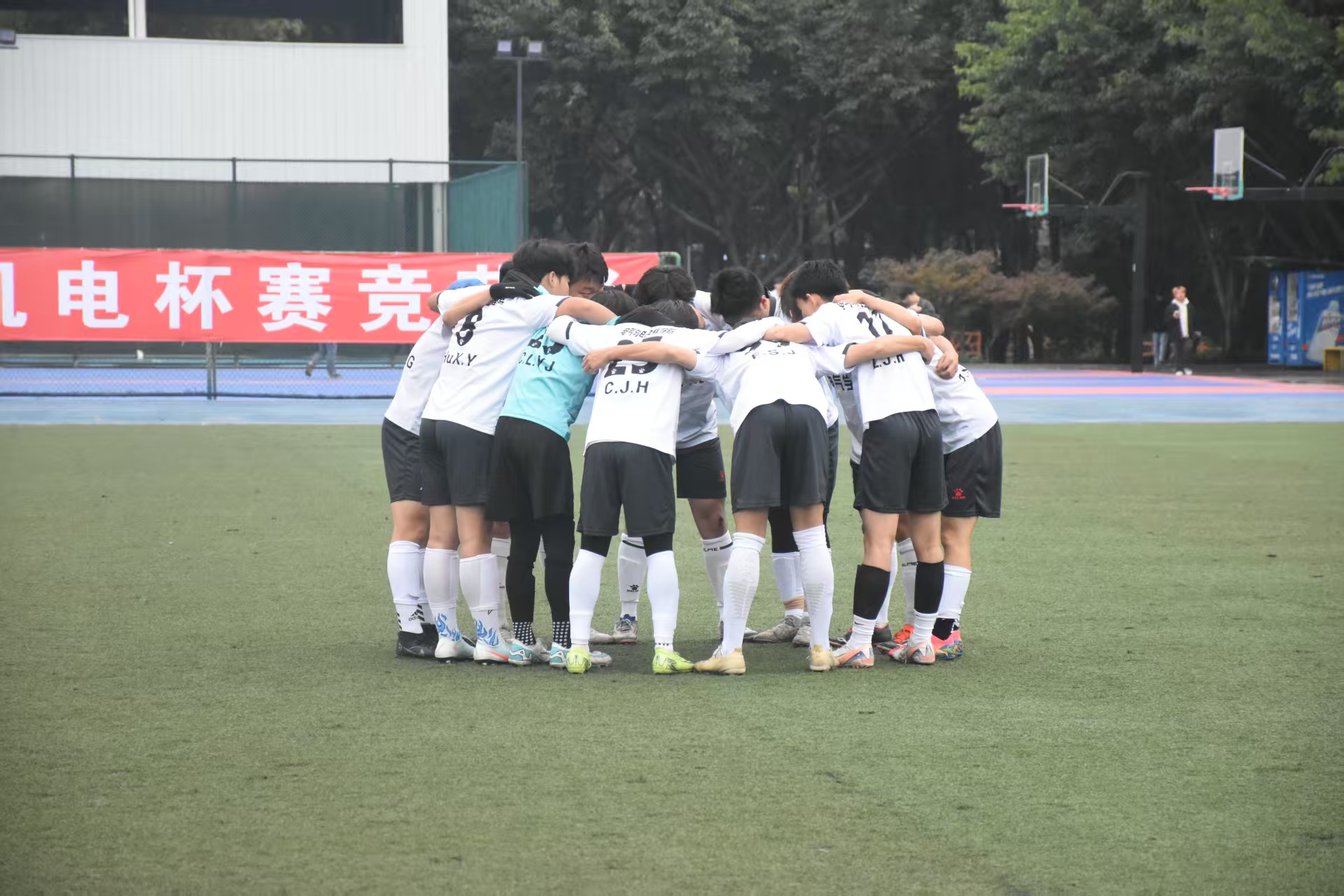 绿茵逐梦,电气学院勇夺“机电杯”男子小组足球赛胜利 —— 电气与电子工程学院3:1力克经济与管理学院