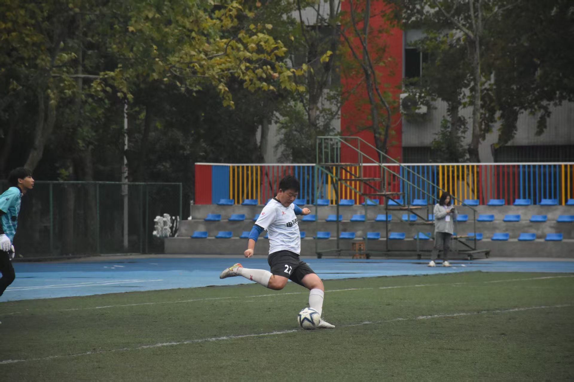 绿茵逐梦,电气学院勇夺“机电杯”男子小组足球赛胜利 —— 电气与电子工程学院3:1力克经济与管理学院